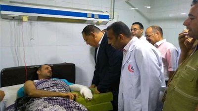 محافظ الشرقية يطمئن على الحالة الصحية لمواطن مصاب بحروق شديدة