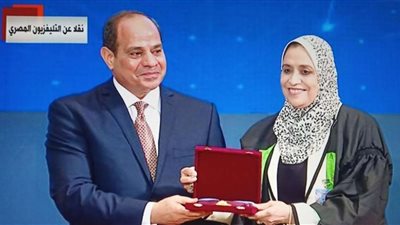 السيسي يكرم أستاذة بجامعة أسيوط ضمن احتفالية عيد العلم