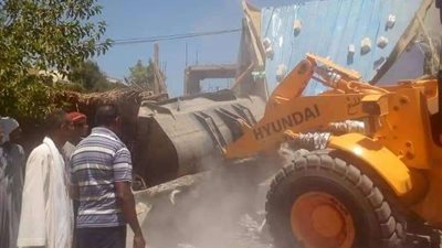 إزالة فورية لـ 4 حالات تعد على أراضي زراعية بمركز منفلوط