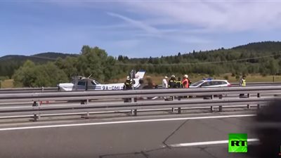 شاهد.. طائرة كرواتية تهبط اضطراريا على طريق سريع