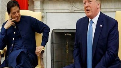 ترامب وعمران خان يبحثان التوترات في كشمير