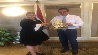نائبة المصريين بالخارج تكرم وزير التعليم العالي