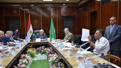 محافظ الدقهلية: تشكيل لجنة لتحديد مصير نقل مزرعة دواجن خارج الكتلة السكنية