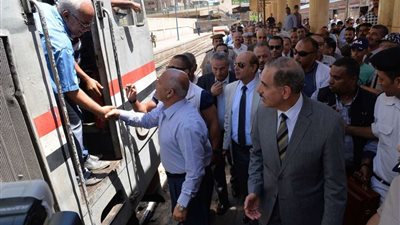 بالصور.. وزير النقل يفتتح المرحلة الثانية من كوبري مشاة الهلالي بأسيوط