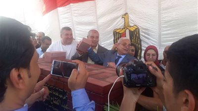 بالصور.. وزير النقل ومحافظ أسيوط يضعان حجر أساس كوبري منقباد العلوي