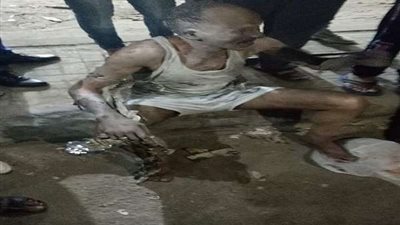 سائق سيارة يشعل النيران في نفسه بسبب رخصة القيادة (صور)