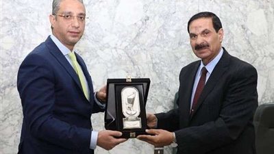 محافظ سوهاج يكرم السكرتير العام المساعد لبلوغه سن المعاش