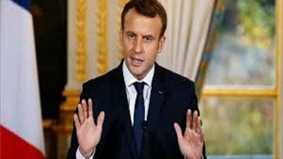 شاهد.. بوتين يهدي باقة زهور لزوجة الرئيس الفرنسي في قلعة بريغانسون