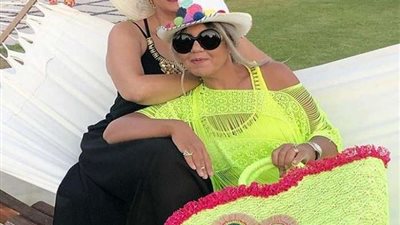 بوسي شلبي بصحبة وفاء عامر في الساحل الشمالي (فيديو)