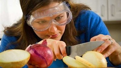 وداعًا رائحة البصل الكريهة.. 4 نصائح للتخلص منها بسهولة