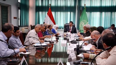 محافظ القليوبية يناقش تحديات مواجهة السحابة السوداء