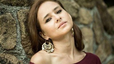 شاهد.. نيللي كريم تستعرض رشاقتها في حمام السباحة (صور)