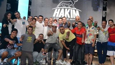 حكيم داخل بروفات حفل الساحل الشمالي (صور)