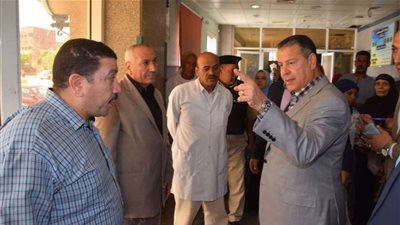 محافظ بني سويف يقوم بزيارة مفاجئة لمستشفى ناصر والواسطى