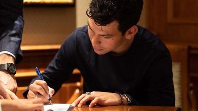 رسميًا.. نابولي يضم لوزانو مهاجم المكسيك