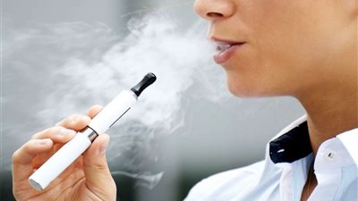 طبيب يوضح خطورة السجائر الإلكترونية على الأوعية الدموية