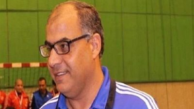 مدرب منتخب شباب اليد يحبس دموعه ويعلن رحيله عن الفريق