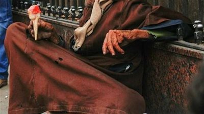 صورة.. الوجع يحاور «الأيس كريم» على الرصيف