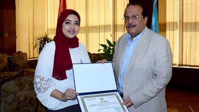 تكريم الطالبة الأولى على جامعة طنطا