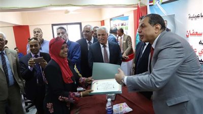 وزير القوى العاملة يوزع عقود عمل لذوي الاحتياجات الخاصة بالإسماعيلية