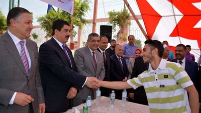 محافظ القليوبية ورئيس جامعة بنها يتفقدان مشروع تطوير قرية كفر فسيس