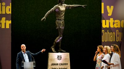 بالصور.. برشلونة يكشف عن تمثال يوهان كرويف