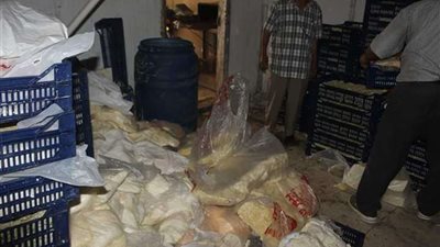 حملات تموينية موسعة على المحلات التجارية بمركز مطاي بالمنيا