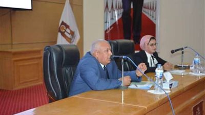 محافظ الوادي الجديد يلتقي شباب 