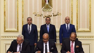 رئيس الوزراء يشهد توقيع عقود إقامة 4 مراكز تسوق بـ 500 مليون دولار