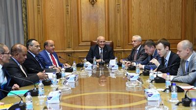 وزير الإنتاج الحربي يبحث تصنيع شاحنات طراز 