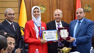 جامعة بني سويف تُكرم طالبة حاصلة على 