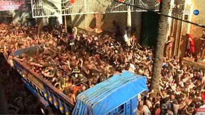 شاهد.. 20 ألف إسباني يتراشقون بـ145 طنا من الطماطم