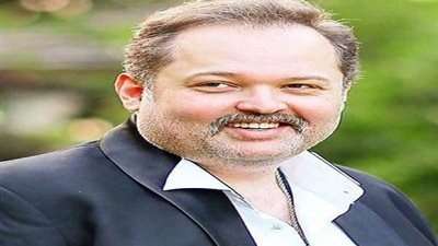 محمد عبد العزيز يتقمص دور 