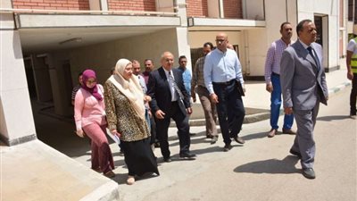 رئيس جامعة أسيوط فى زيارة لكلية طب الأسنان