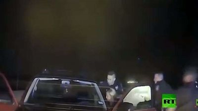 شاهد.. الشرطة الأمريكية تنهال بالضرب المبرح على متهم