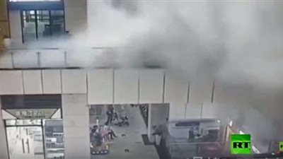 شاهد.. المياه تجرف متسوقه 