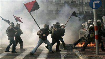 اعتقال 7 أشخاص في اليونان عقب اشتباكات عنيفة