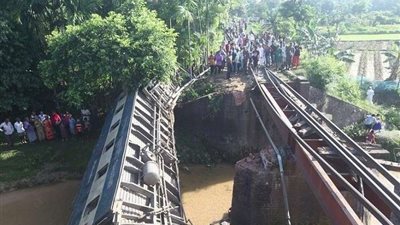 إصابة 12 شخصًا إثر خروج قطار عن مساره بباكستان