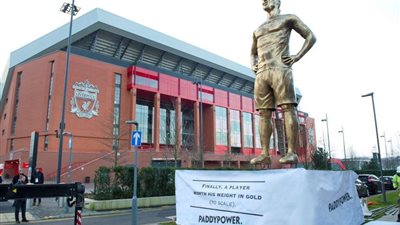 ليفربول يكشف عن تمثال لـ