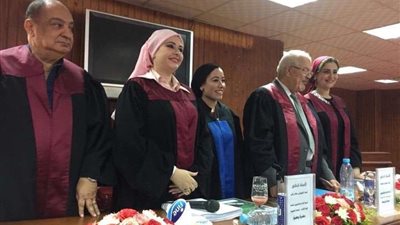 الباحثة أية السيسي تناقش رسالة ماجستير 