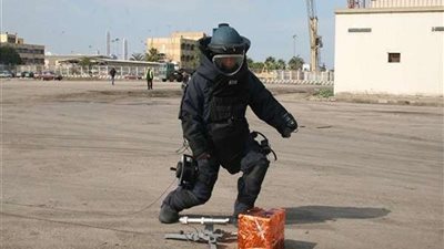 شاهد.. لحظة تفكيك قنبلة أمام محطة قطار أسوان