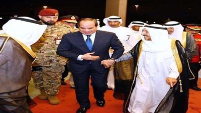 صباح الأحمد يستقبل الرئيس السيسي في مطار الكويت (صور)
