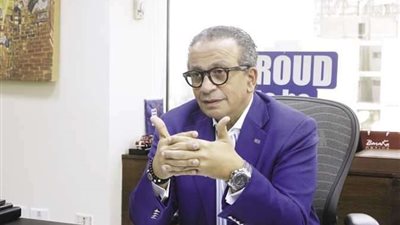 ليه مصورينى.. الجناينى يسخر من سيطرة لاعبى المنتخب على اتحاد الكرة