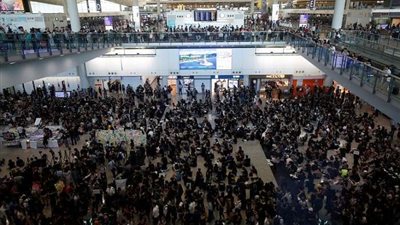 هونج كونج على صفيح ساخن.. وتعلق حركة القطارات