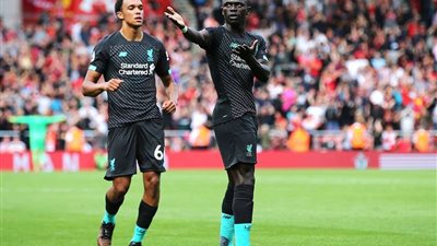 ليفربول يفوز على بيرنلي بثلاثية ويتصدر الدوري الإنجليزي