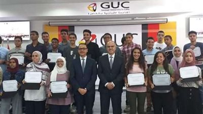 تسليم منحة الجامعة الألمانية لاثنين من أوائل الشهادة الثانوية بالوادي الجديد