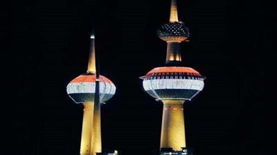 أبراج الكويت تكتسي بالعلم المصري احتفالاً بزيارة الرئيس السيسي