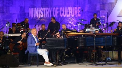 عمر خيرت يشعل مسرح المحكى بحفل ختام مهرجان القلعة (صور)