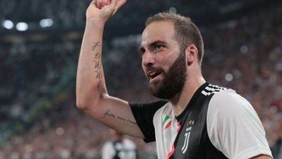 يوفنتوس ينهي الشوط الأول بالتقدم على نابولي بهدفين