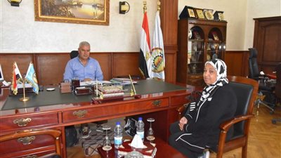 محافظ مطروح يبحث سبل تطوير قطاع الصحة بالمحافظة